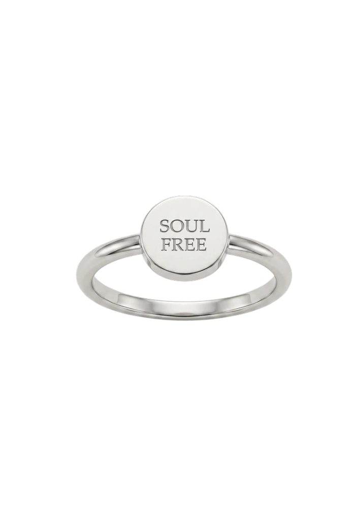 Кольцо Soul Free — серебряный сигнет с гравировкой Soul и Free на диске.